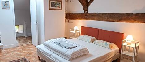 6 habitaciones, tabla de planchar con plancha, internet y ropa de cama