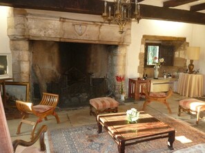 Interior - Charming 15th-century Charentais house with Cluniac priory in grounds. (Cherves-Chatelars)