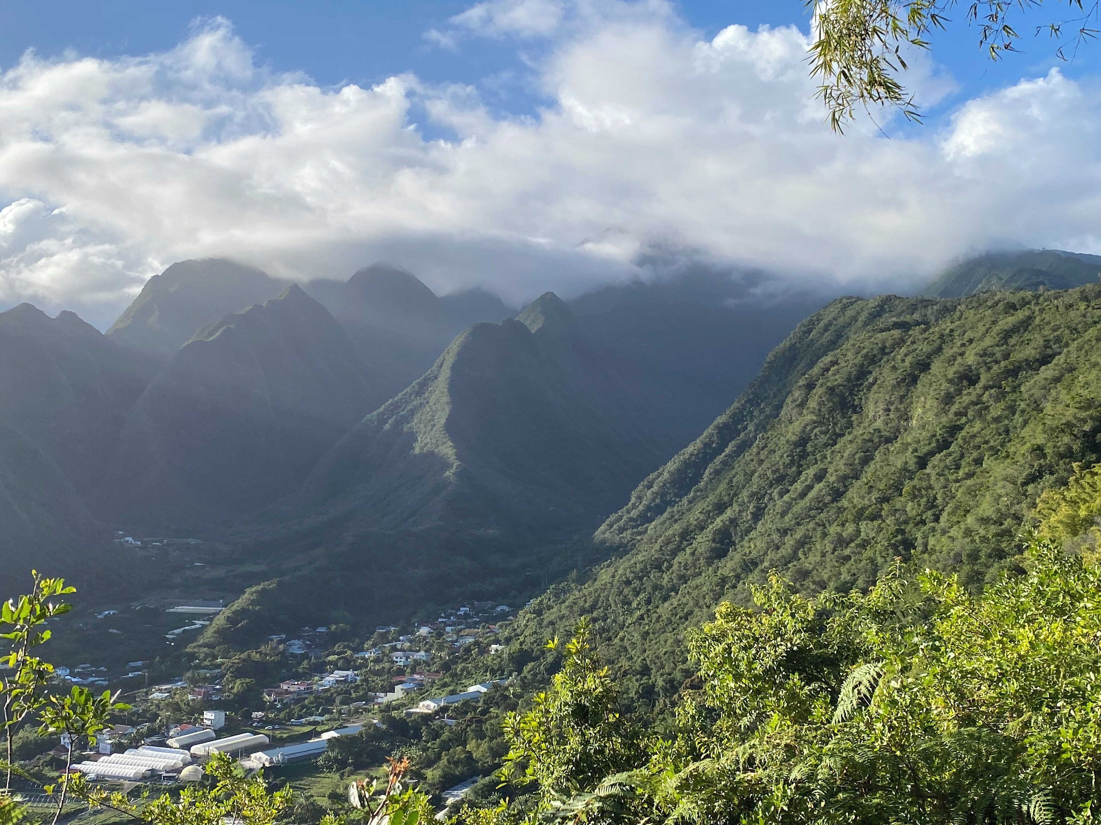 Un paysage montagneux avec une vallée et une petite ville.