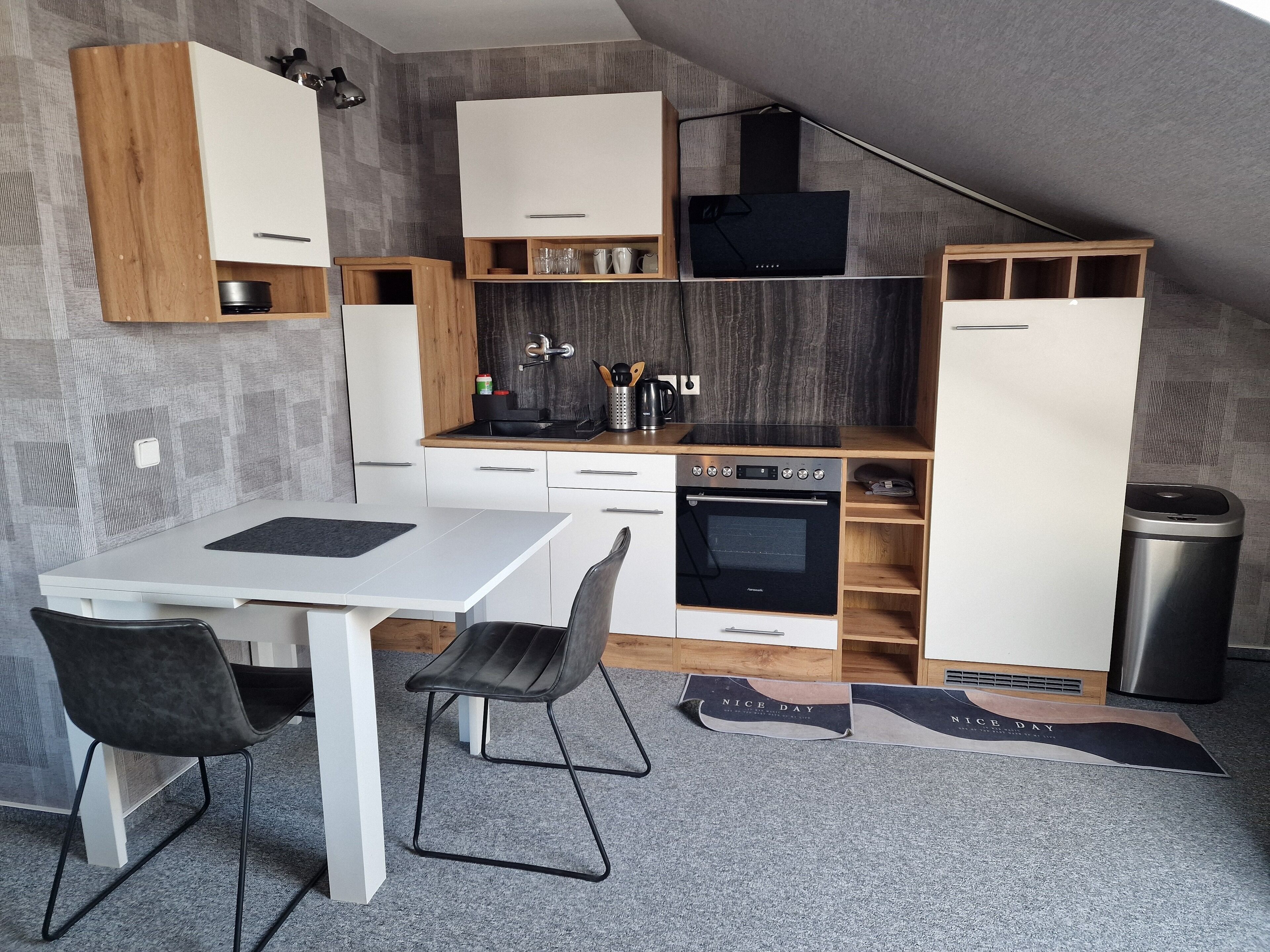 Kühlschrank, Ofen, Herdplatte, Wasserkocher mit Kaffee-/Teezubehör