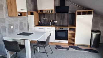 Kühlschrank, Ofen, Herdplatte, Wasserkocher mit Kaffee-/Teezubehör