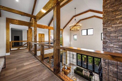 Lux *Indoor Pool* Sleeps 20 Exec retreat with 4 King ensuites, 5 Queens, 2 twins