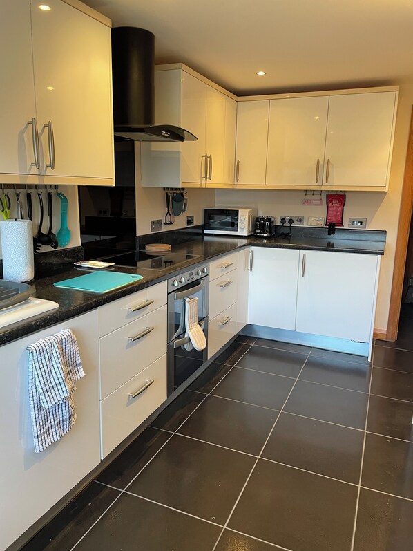 Microondas, horno y lavavajillas 