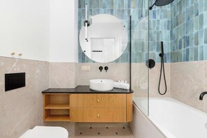 Shower, hair dryer, towels, shampoo - Spacious Apartment with Balcony | 2 Bedrooms | Parking. (Gdańsk)