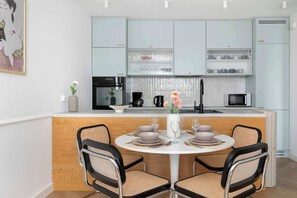 Fridge, microwave, oven, stovetop - Spacious Apartment with Balcony | 2 Bedrooms | Parking. (Gdańsk)