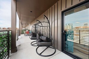 Terrace/patio - Retro Revival Nashville — A Bold Skyline Retreat (Nashville)