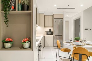 Private kitchen - FIRST CLASS | 1BR| Luxury Bliss Near the Beach (Dubai Harbour)