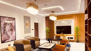 Una sala de estar moderna con un sofá, una mesa de centro y un televisor.