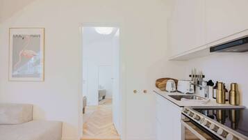 Køleskab, mikrobølgeovn, kogeplade, køkkentøj/tallerkener/redskaber