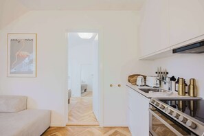 Køleskab, mikrobølgeovn, kogeplade, køkkentøj/tallerkener/redskaber