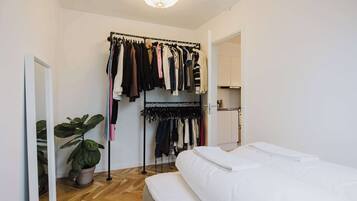 Skrivebord, strygejern/strygebræt, internetforbindelse, sengetøj