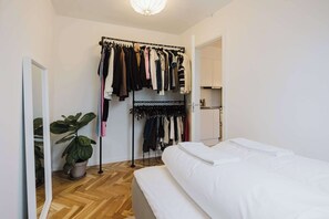 Skrivebord, strygejern/strygebræt, internetforbindelse, sengetøj