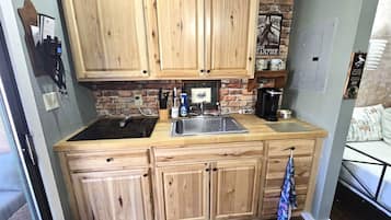Cafetera y tetera, refrigerador, microondas y parrilla de estufa