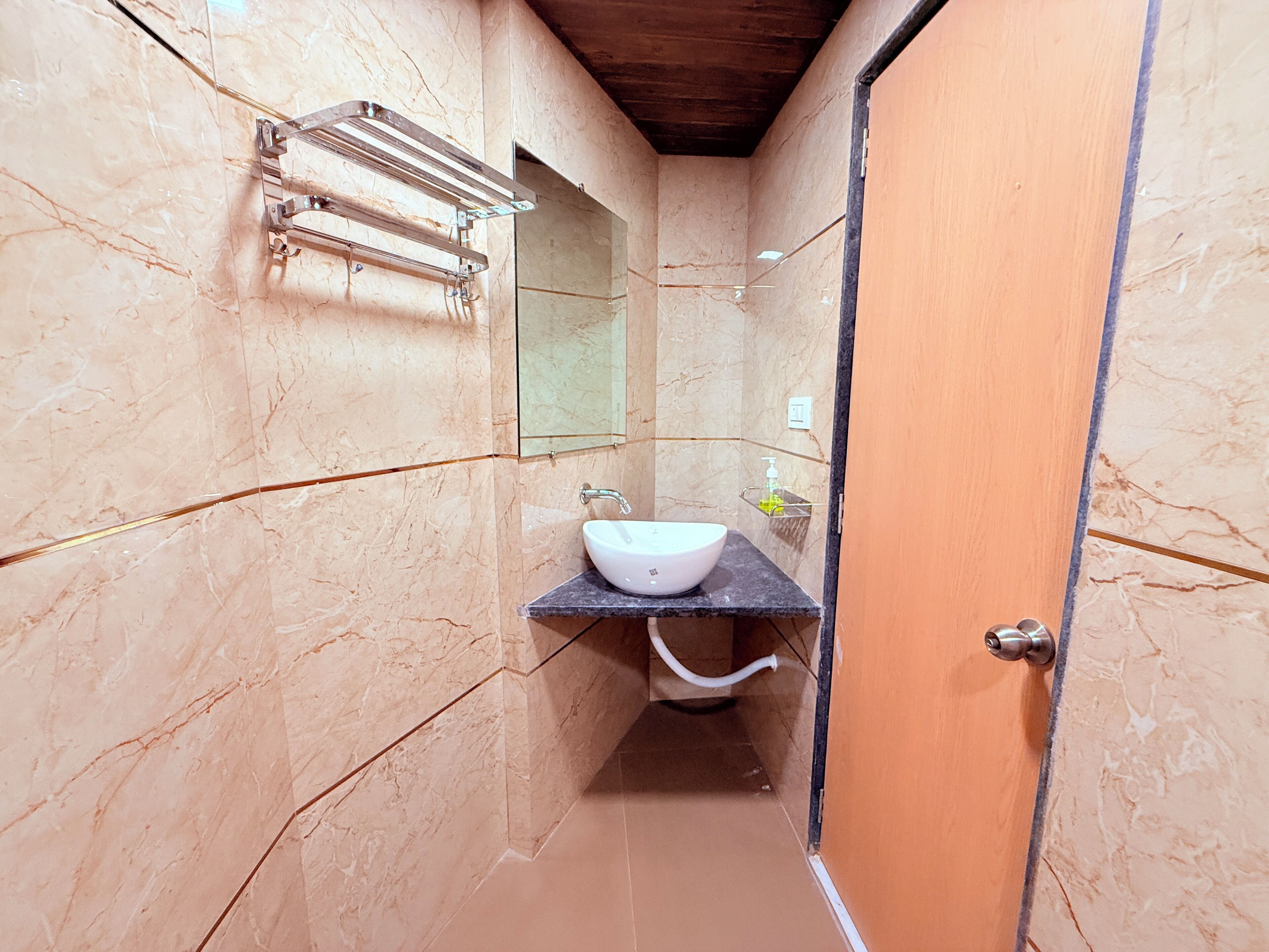 Deluxe Room | Bathroom | Shower, towels, soap, shampoo