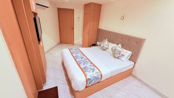 Deluxe Room | Premium bedding, memory-foam beds, laptop workspace, free WiFi