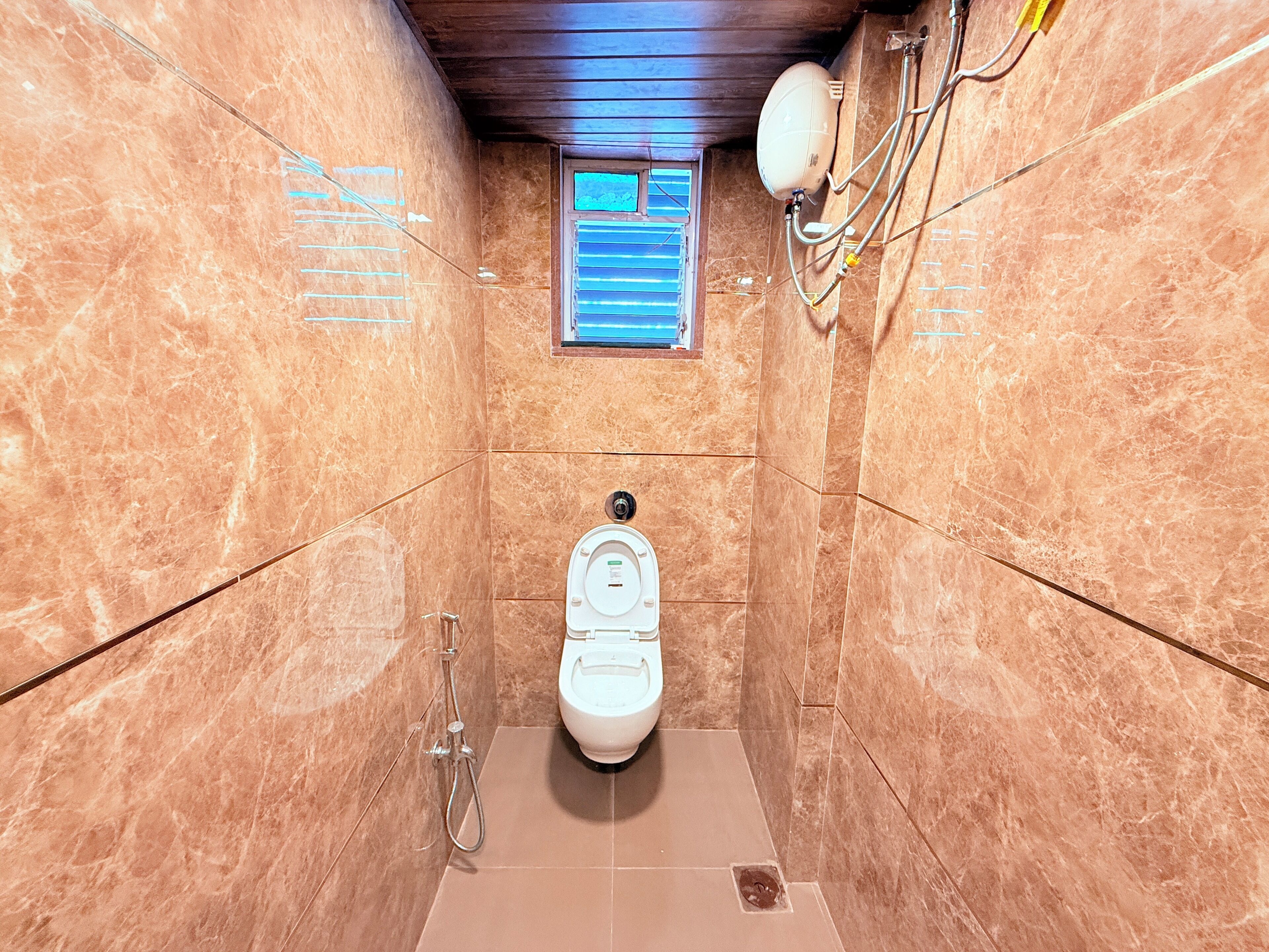 Deluxe Room | Bathroom | Shower, towels, soap, shampoo