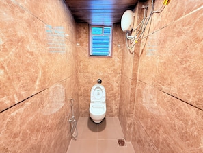 Deluxe Room | Bathroom | Shower, towels, soap, shampoo - Hotel Zampex Executive  (Navi Mumbai)