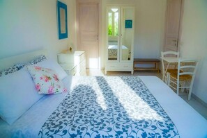 A bedroom with a bed, a dresser, a chair, and a wardrobe. - Casa Giada nel cuore del Salento (Gallipoli)