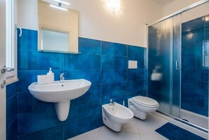 A bathroom with a large sink, a bidet, and a toilet. - Casa Giada nel cuore del Salento (Gallipoli)
