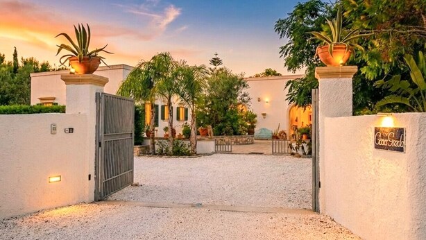 A gated entrance with a gravel driveway leading to a building with a white facade and a sign that reads "Casa Granda." - Casa Giada nel cuore del Salento (Gallipoli)
