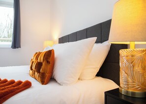 5 bedrooms, iron/ironing board, free WiFi, bed sheets - Beautiful 5 Bed House - Close to Windsor Castle! (Windsor)