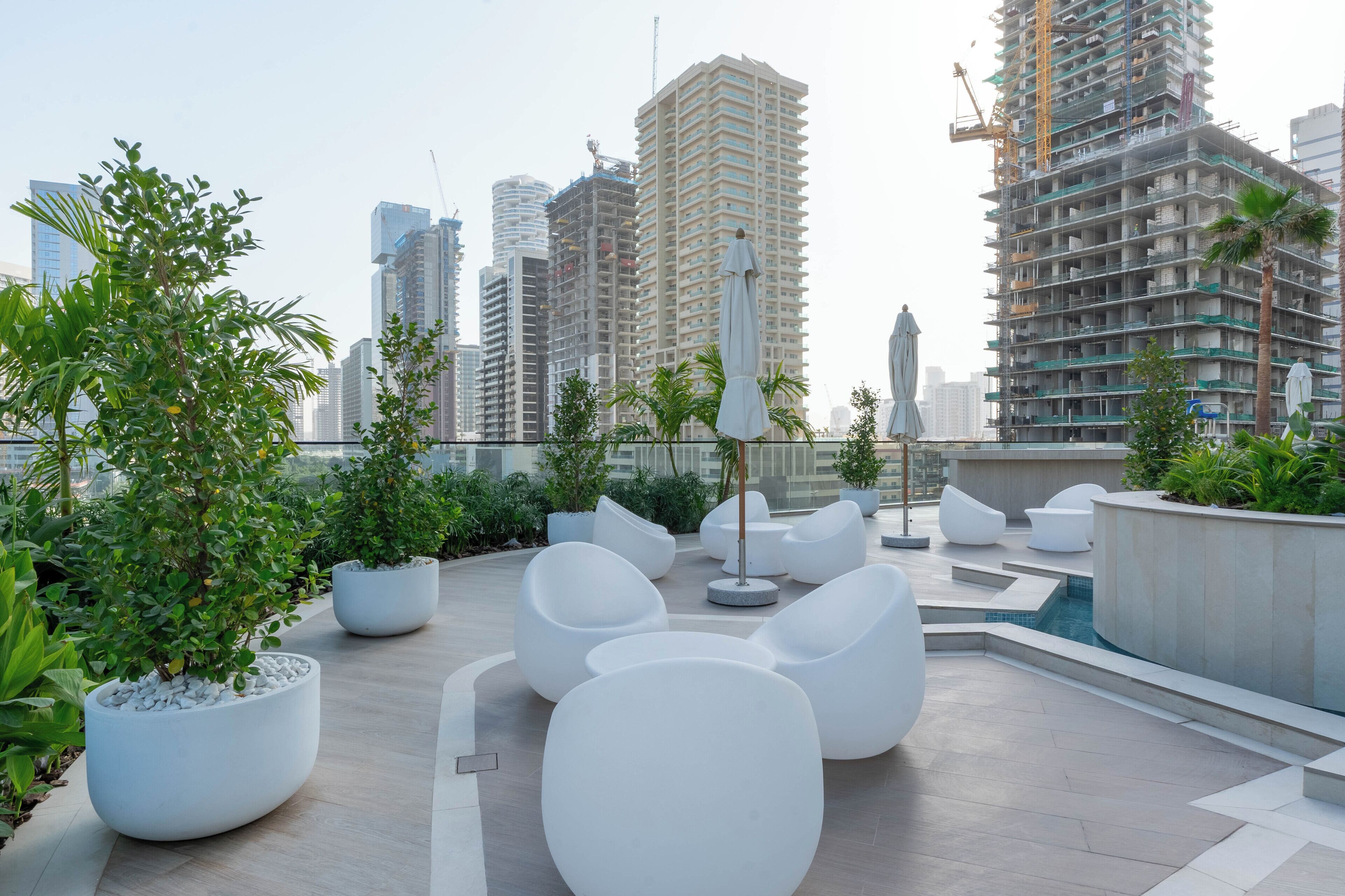 Una piscina al aire libre