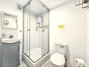 Shower, hair dryer, towels, soap - Hidden Putney Studio (London)