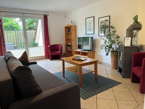 Téléviseur, table de baby-foot, table de ping-pong, livres