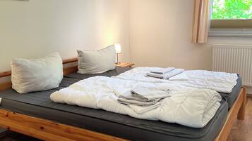 2 Schlafzimmer, Reisekinderbett, kostenloses WLAN, Bettwäsche