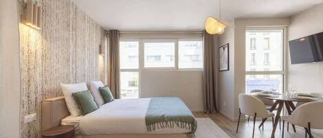 Een strijkplank/strijkijzer, wifi, beddengoed