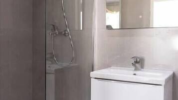 Dusche, Haartrockner, Shampoo