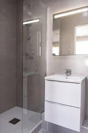 Dusche, Haartrockner, Shampoo