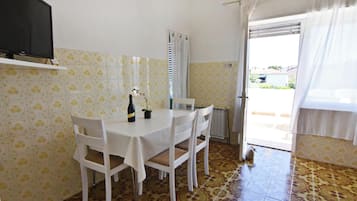 Apartment, 3 Bedrooms, Balcony, Garden View | Dining room