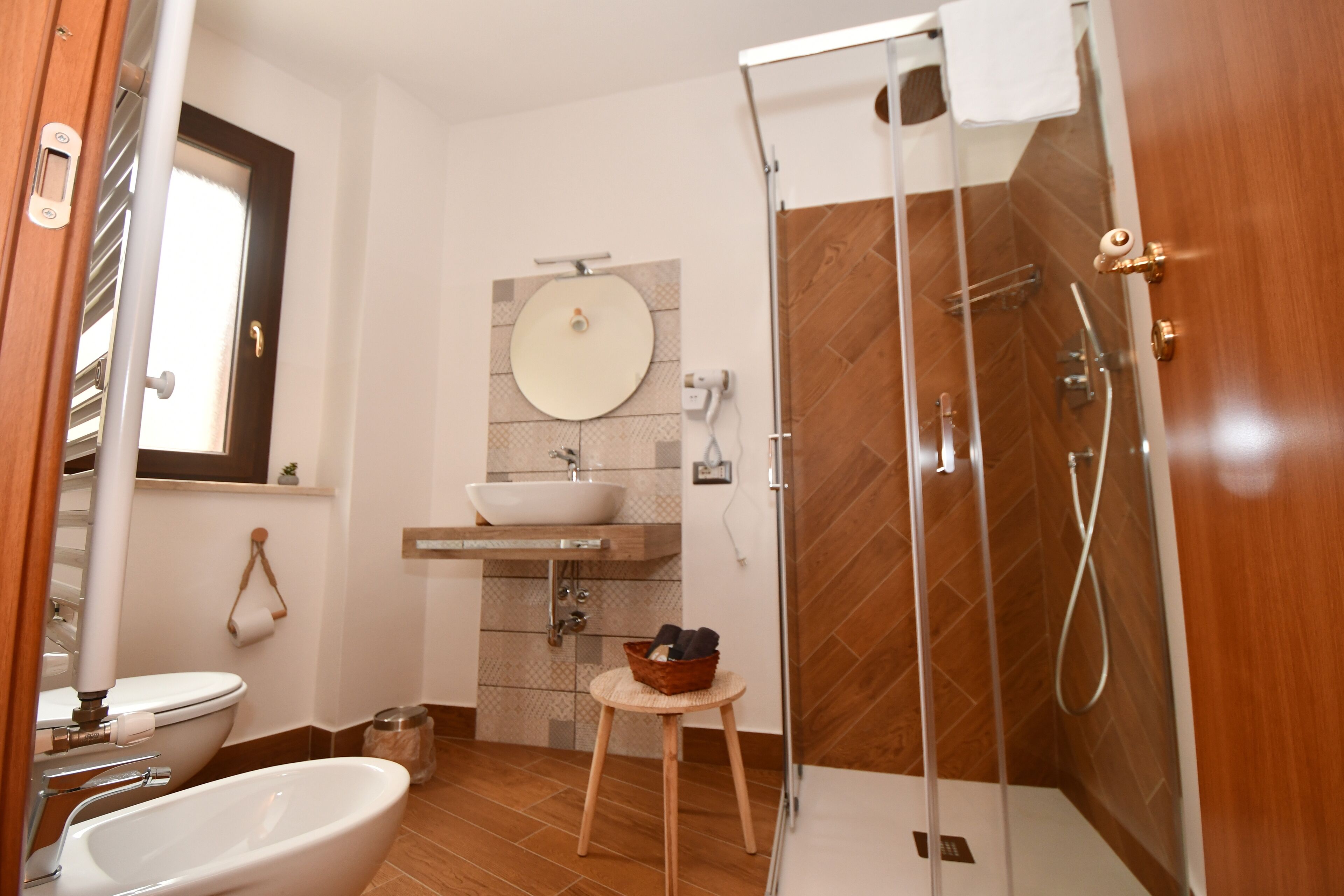 Dusche, Haartrockner, Bidet, Handtücher