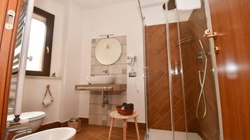 Dusche, Haartrockner, Bidet, Handtücher