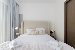 Premier-Apartment, 1 Schlafzimmer, Balkon, eingeschränkter Meerblick | Zimmersafe, Schreibtisch, laptopgeeigneter Arbeitsplatz