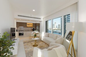Premier-Apartment, 1 Schlafzimmer, Balkon, eingeschränkter Meerblick | Wohnbereich