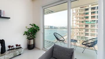 Superior-Apartment, 1 Schlafzimmer, Balkon, eingeschränkter Meerblick | Wohnbereich