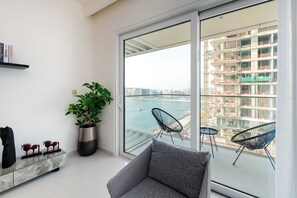 高級公寓, 1 間臥室, 露台, 部分海景 | 客廳