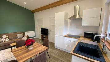 Køleskab, mikrobølgeovn, kogeplade, kaffe-/temaskine