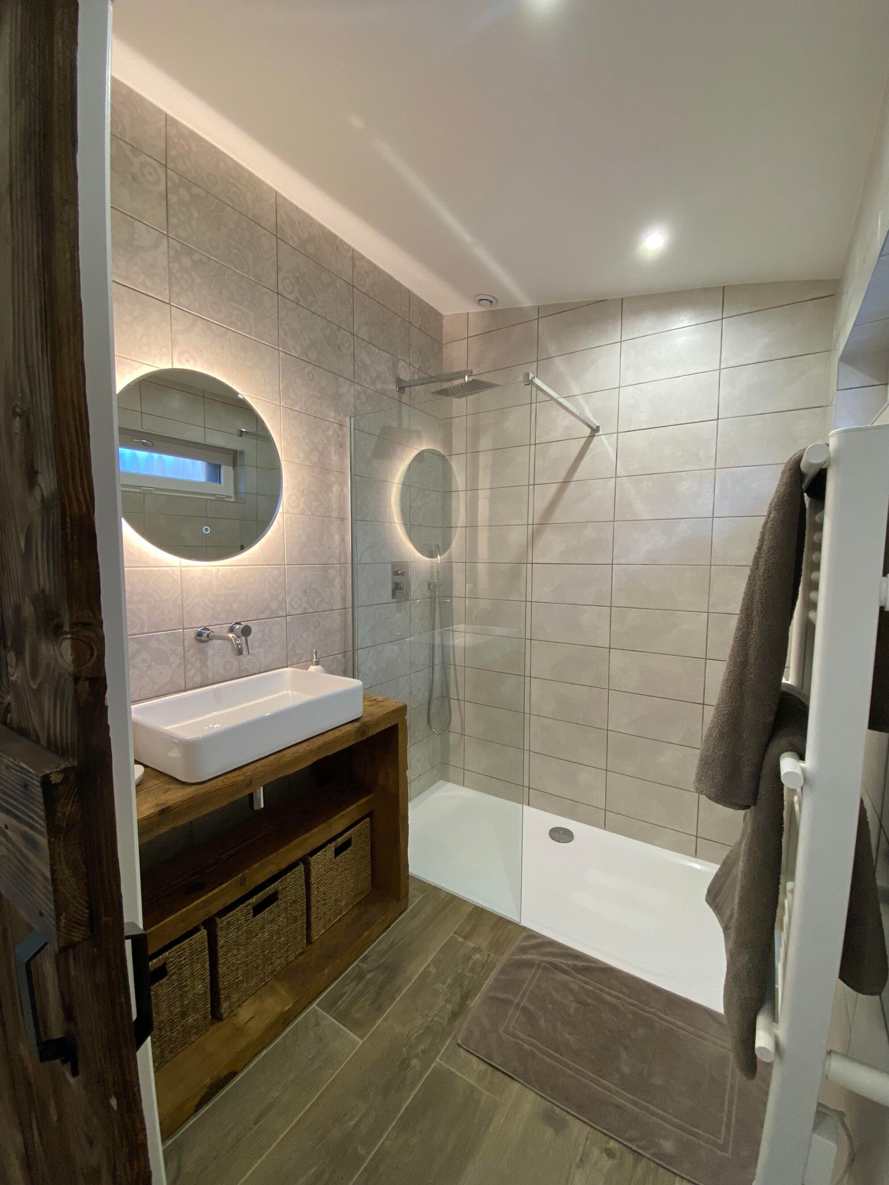 Douche, sèche-cheveux, serviettes fournies