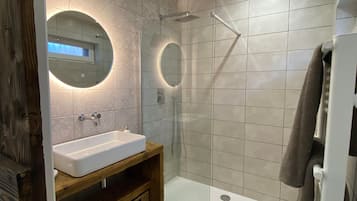 Bruser, hårtørrer, håndklæder