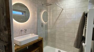 Douche, sèche-cheveux, serviettes fournies