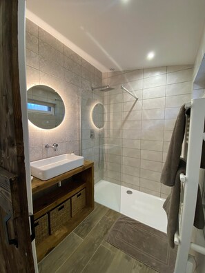 Douche, sèche-cheveux, serviettes fournies