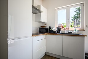 Frigorífico, microondas, placa de cocina y cafetera o tetera