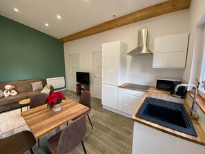 Réfrigérateur, micro-ondes, plaque de cuisson, cafetière/bouilloire