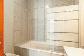 Secadora de cabello, bidet, toallas, papel de baño 