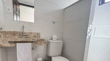 Quarto básico, varanda coberta, vista para o jardim | Banheiro