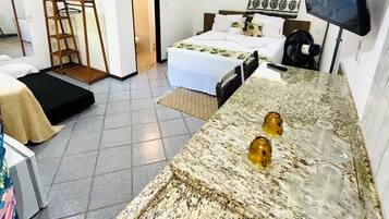 Quarto básico, varanda coberta, vista para o jardim | Ferros/tábuas de passar roupa