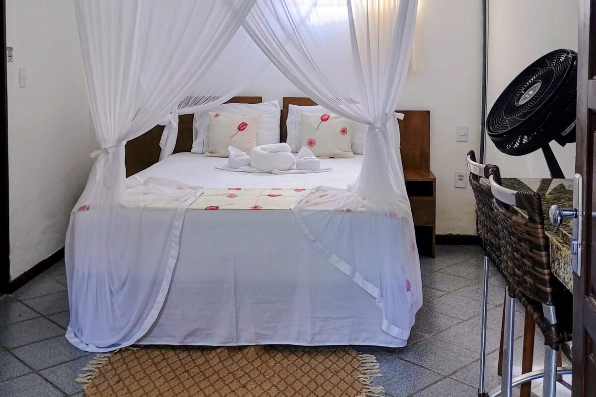 Habitación básica, lanai, vista al jardín | Tabla de planchar con plancha 